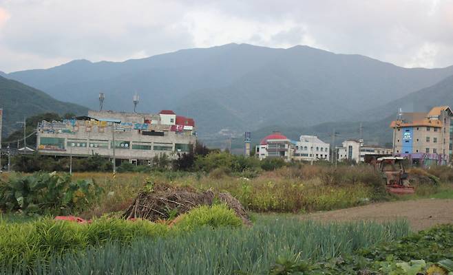 전남 구례 산동 지리산 온천관광단지는 미래보다 당장 현실이 버겁다. 노후화된 기존 시설들은 문을 닫고, 새로운 민간투자도 사라지면서 한 때 단체관광지로 각광받던 지리산 온천이 이제는 제 기능을 잃어 관광지라는 이름조차 무색해졌다. 25일 오후 구례 산동 지리산 온천관광단지 ⓒ시사저널 정성환