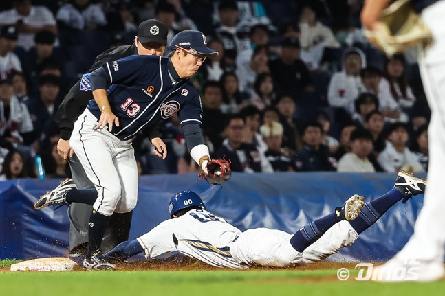 NC 박영빈(맨 아래)이 19일 창원NC파크에서 열린 두산 베어스와 2023 KBO 와일드카드 결정전 1차전에서 8회 말 3루 도루를 시도하고 있다. /사진=NC 다이노스