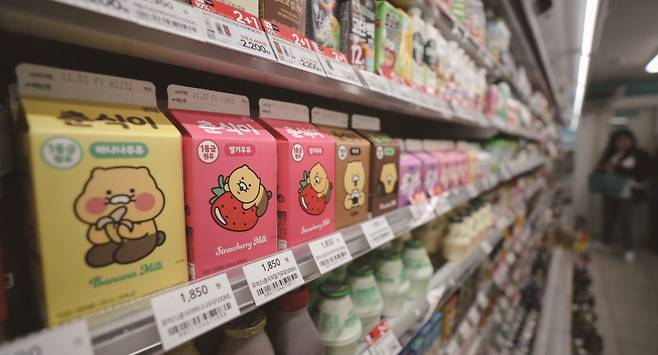 편의점 GS25가 12월 1일 PB우유 가격을 인상한다.[사진=뉴시스]