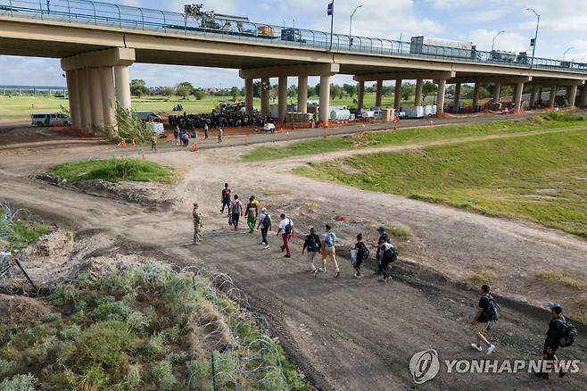 지난 9월 30일 텍사스 이글패스에서 국경을 넘어오는 사람들 [AFP 연합뉴스 자료사진. 재판매 및 DB 금지]