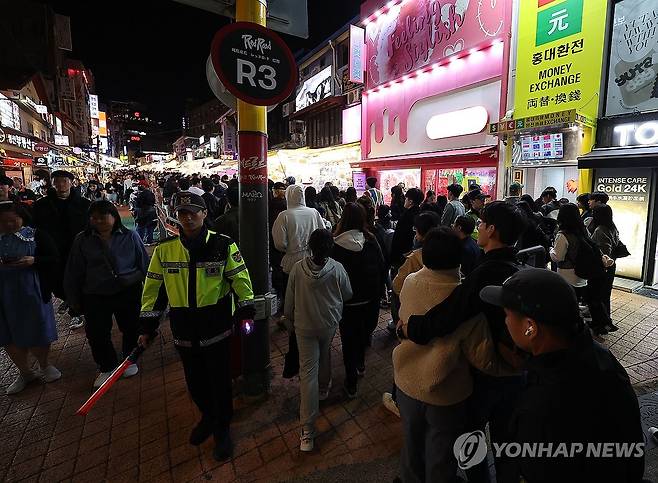 '붐비는 홍대' 시민 동선 관리하는 경찰 (서울=연합뉴스) 류영석 기자 = 핼러윈 데이를 앞두고 시내 번화가에 인파 밀집이 예상되는 가운데 27일 오후 서울 마포구 홍대 거리에서 경찰이 시민 통행로를 안내하고 있다. 2023.10.27 ondol@yna.co.kr