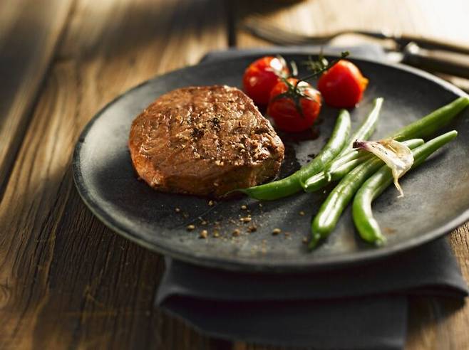 단백질이 풍부한 소고기 안심은 포만감을 오래 유지시켜 다이어트를 돕는다. [사진=클립아트코리아]