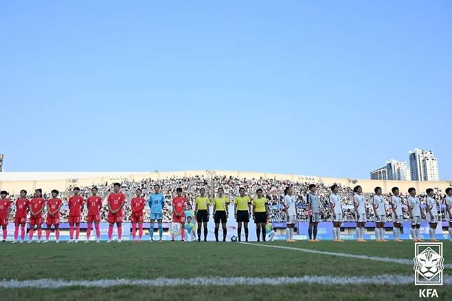 30일 중국 원저우 스포츠센터 스타디움에서 열린 2022 항저우 아시안게임 여자축구 8강전 한국과 북한의 경기, 양팀 선수들이 경기를 준비하고 있다. (대한축구협회 제공) 2023.9.30/뉴스1