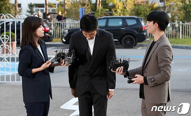 마약 투약 혐의를 받는 배우 이선균이 28일 오후 조사를 받기 위해 인천 남동구 인천논현경찰서로 들어서며 고개 숙이고 있다. 2023.10.28/뉴스1