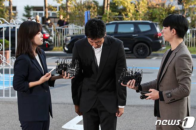 마약 투약 혐의를 받는 배우 이선균이 28일 오후 소환조사를 받기 위해 인천 남동구 인천논현경찰서로 들어서며 고개를 숙여 인사를 하고 있다. 2023.10.28/뉴스1 ⓒ News1 이승배 기자