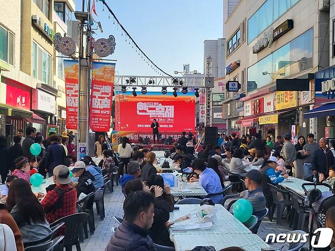 '2023 원주 만두축제'가 28일 원주 중앙동과 문화의 거리 일원에서 열리고 있다. 2023.10.28/뉴스1 신관호 기자