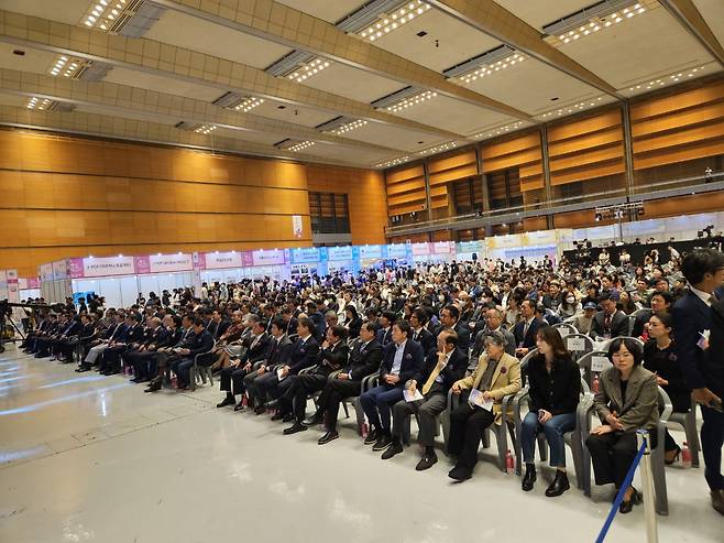 지난 22일 서울 강남구 코엑스에서 주한일본대사관 등 주최로 열린 '한일축제한마당' 행사석에 내빈들을 비롯한 참석자들이 앉아 있다./김동현 기자