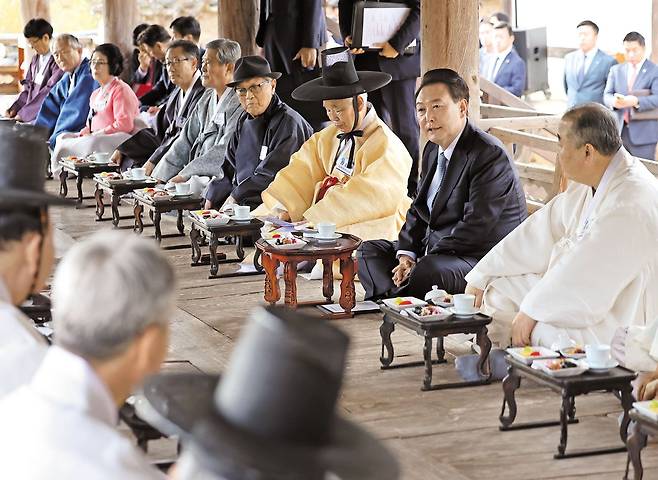 안동 찾은 尹 "문중과 오랜 인연… 고향에 온 것 같아" - 윤석열 대통령이 27일 경북 안동 병산서원 누각 만대루에서 지역 유림들과 간담회를 갖고 있다. 윤 대통령은 자신의 문중인 파평 윤씨 집안이 안동 유림들과 오랜 세월 인연을 맺은 점을 언급하며 "고향에 온 것 같고 마음이 아주 편안하다"고 했다. /연합뉴스