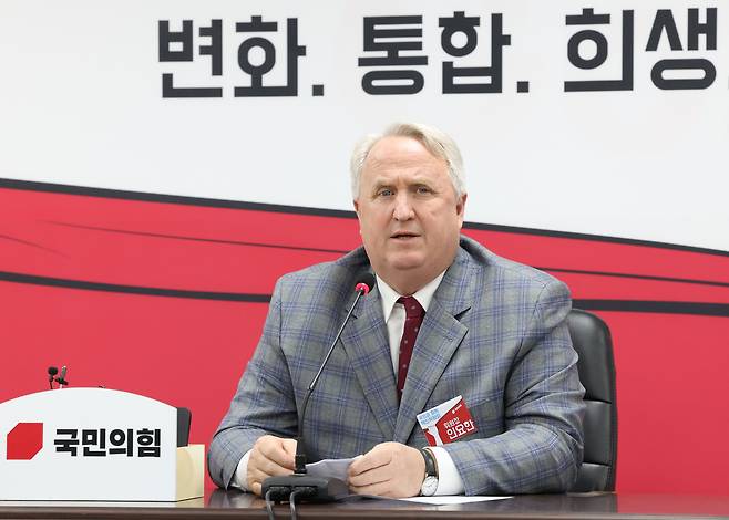 인요한 국민의힘 혁신위원장이 27일 오후 서울 여의도 국민의힘 당사에서 열린 제1차 혁신위원회 전체회의에서 발언을 하고 있다. /뉴스1