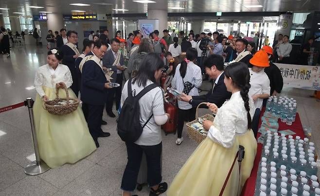 제주국제공항 국제선 도착장에서 제주~상하이 직항노선을 타고 온 중국인 관광객(유커·游客)들을 환영하는 행사가 열리고 있다. 사진=뉴스1