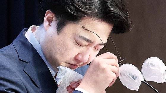 이준석 전 국민의힘 대표가 16일 서울 여의도 국회 소통관에서 현안 관련 기자회견 도중 채상병 사망사건과 서이초 교사 사망사건 관련 발언을 하며 눈물을 훔치고 있다. 뉴스1