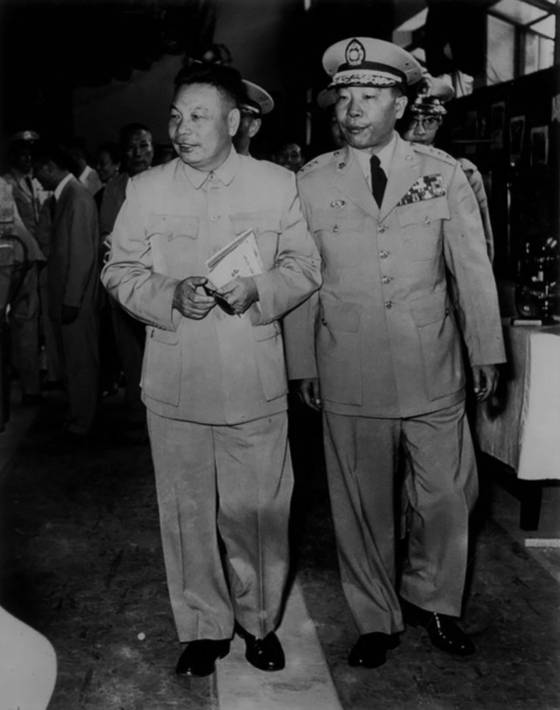 2·28사건 진압과 대만 엘리트 제거 및 공산당원 적발을 지휘한 펑멍지(彭盟緝·오른쪽). 3군 참모총장과 주일대사를 역임했다. 왼쪽은 장징궈. [사진 김명호]