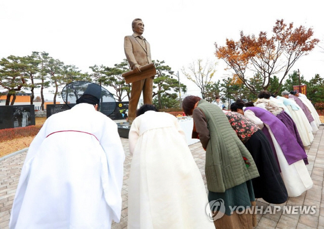 ▲ 지난해 11월 박정희 전 대통령 탄생 105돌 기념일을 맞아 일부 시민들이 박 전 대통령의 동상에 고개 숙이고 있다. (연합뉴스)