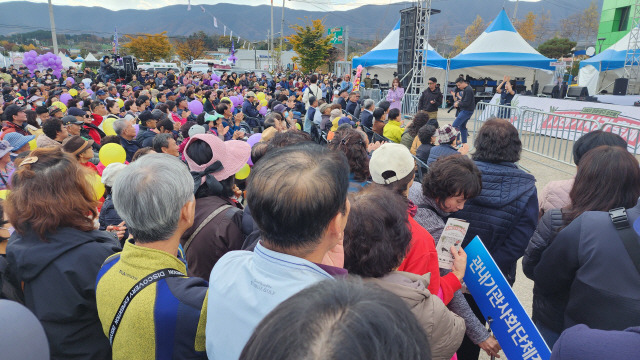 ▲ ‘2023 청춘양구 펀치볼 시래기 사과축제’가 28일 해안면 펀치볼 힐링하우스 앞 성황지 일원에서 개막됐다. 축제는 29일까지 공연과 체험, 시래기·사과 판매, 먹거리 등 다양한 프로그램으로 진행된다.