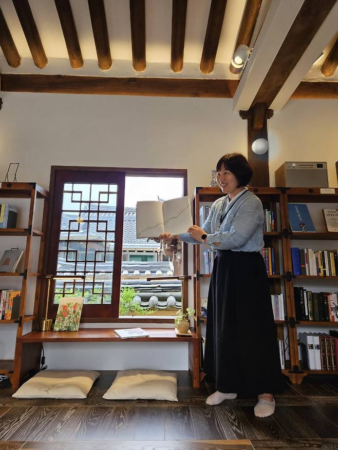 A guide at the Jeonju Library Tour introduces books to visitors. (Kim Hae-yeon/ The Korea Herald)