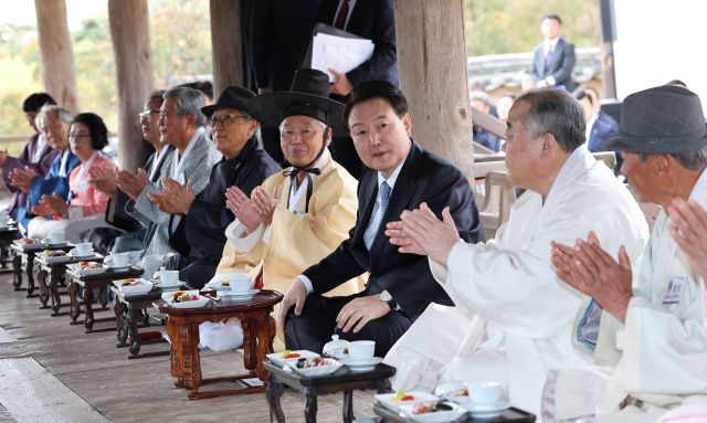 윤석열 대통령이 27일 오후 경북 안동 병산서원에서 열린 유림간담회에 참석, 박수받고 있다. 연합뉴스