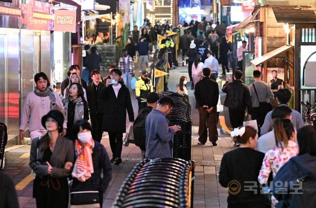 28일 이태원 골목에서 질서유지선이 설치된 가운데 시민들이 우측 통행을 하고 있다.