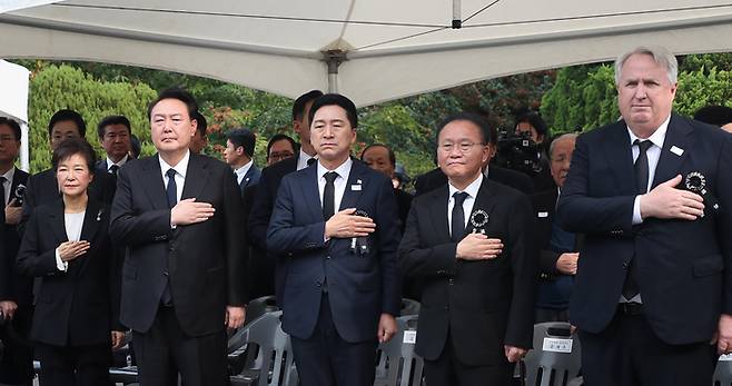 윤석열 대통령이 26일 서울 동작구 국립서울현충원 박정희 전 대통령 묘역에서 열린 박 전 대통령 서거 제44주기 추도식에서 국기에 경례하고 있다. 왼쪽부터 박근혜 전 대통령, 윤 대통령, 국민의힘 김기현 대표, 윤재옥 원내대표, 인요한 혁신위원장. [사진 = 대통령실 사진기자단]