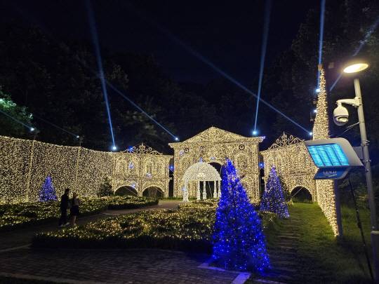 경기 이천시 마장면 각평리 일원 ‘별빛정원 우주’ 조명 장식. 경기관광공사 제공