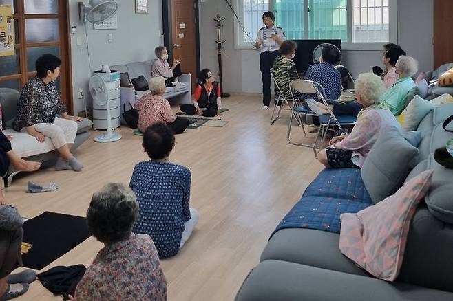 [대구=뉴시스] 대구 성서경찰서는 노인 교통사고 예방을 위해 지역 내 경로당을 대상으로 '찾아가는 노인 교통안전 교육'을 실시했다. (사진 = 대구 성서경찰서 제공) 2023.10.28. photo@newsis.com  *재판매 및 DB 금지