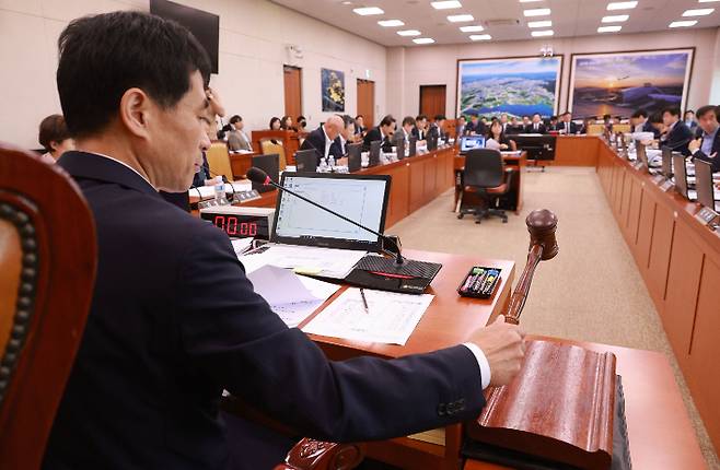 국회에서 열린 국토교통위원회에서 김민기 위원장이 전체회의를 진행하고 있다. 연합뉴스