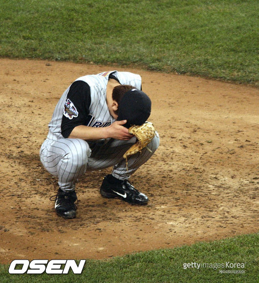 [사진] 2001년 월드시리즈 5차전에서 동점 홈런을 맞은 김병현이 마운드에 주저앉았다.  ⓒGettyimages(무단전재 및 재배포 금지)