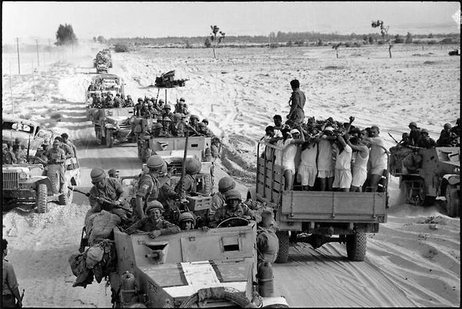 1967년 6일 전쟁 당시 이집트군 포로들을 싣고 수에즈 운하로 진격하는 이스라엘 기계화부대. / 출처 : 게티이미지.