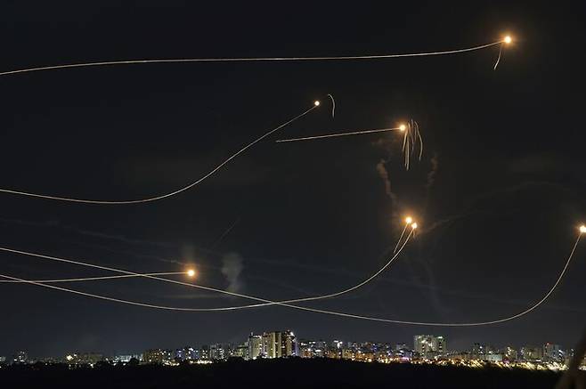 지난 10월 20일, 아쉬켈론 상공에서 하마스 로켓을 요격하는 이스라엘 아이언 돔 / 출처 : AP
