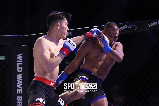 ▲ '플래시' 이승철이 자신의 링네임처럼 빠른 연타로 필리핀 레전드 파이터에게 승리했다.