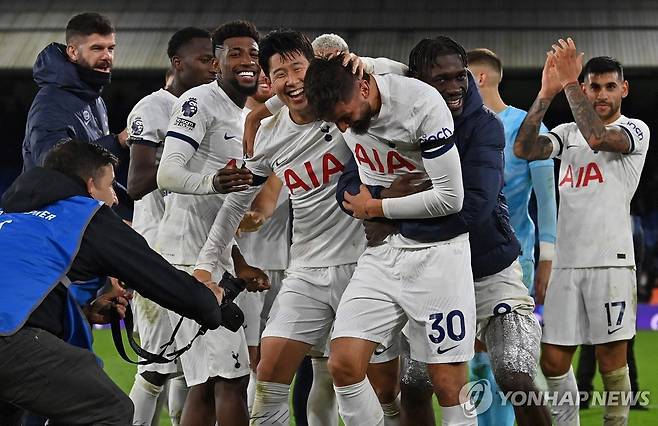 경기 마치고 동료들과 기뻐하는 손흥민 [AFP=연합뉴스]