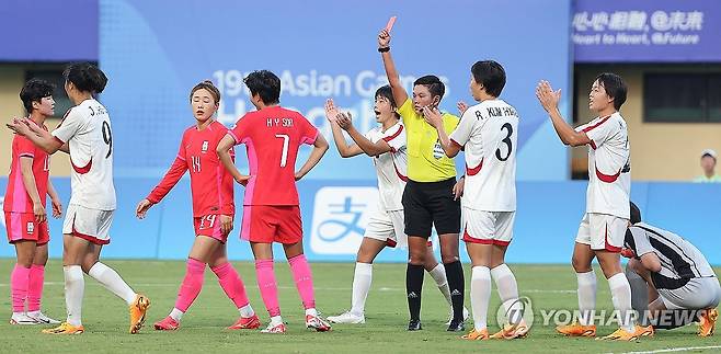 항저우 아시안게임 여자 축구 8강전에서 펼쳐진 남북전 [연합뉴스 자료사진]