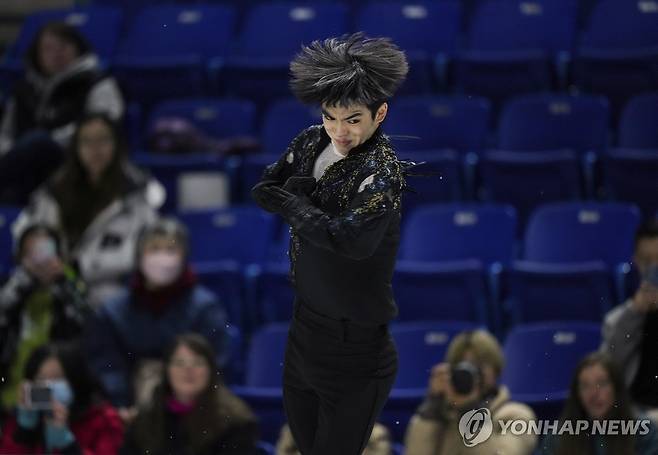 점프 연기를 펼치는 차준환 (Darryl Dyck/The Canadian Press via AP)