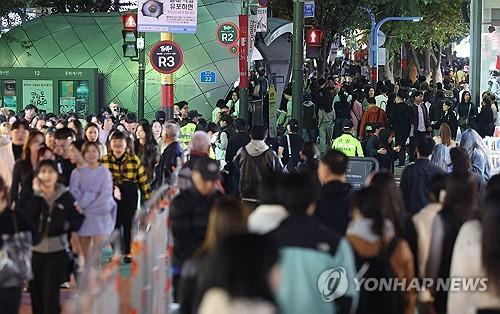 '핼러윈 불금' 붐비는 홍대 거리 (서울=연합뉴스) 류영석 기자 = 핼러윈 데이를 앞두고 시내 번화가에 인파 밀집이 예상되는 가운데 지난 27일 오후 서울 마포구 홍대 거리가 시민들로 붐비고 있다. 2023.10.27