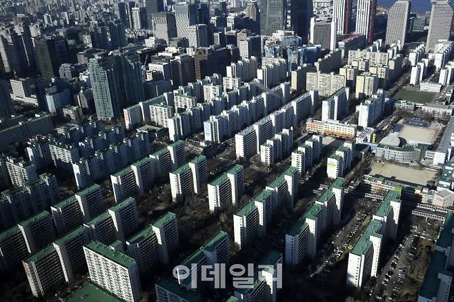 [이데일리 방인권 기자] 서울 63스퀘어에서 여의도 아파트들이 보이고 있다.