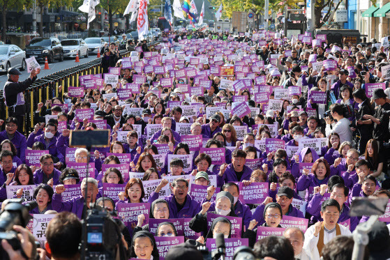 10·29 이태원 참사 1주기를 맞은 29일 오후 서울 용산구 이태원역 인근에서 시민추모대회 사전행사로 열린 4대 종교 기도회에서 유가족 및 참석자들이 이태원 참사 특별법 제정 및 재발방지 대책 마련을 촉구하고 있다.(사진=연합뉴스)