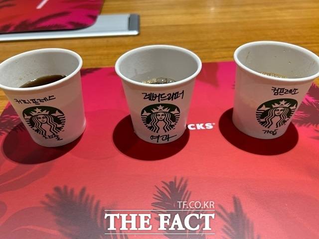 침출·여과·가압 방식으로 내린 커피가 나란히 놓여있다. /선은양 기자