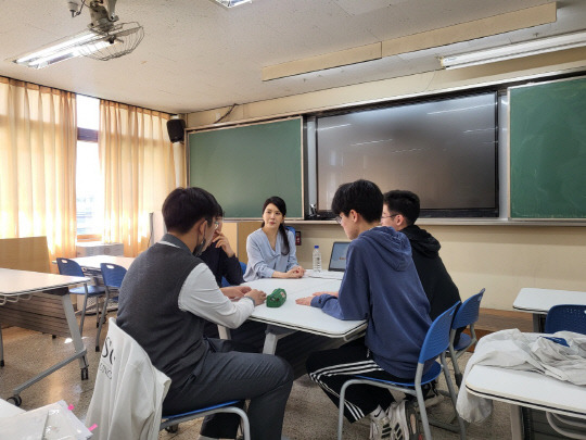 서울 목동 양정중학교에서 김나영 선생님과 3학년 학생 몇 명이 점심시간에 짬을 내 금융경제와 관련한 토론을 진행하고 있다. 사진 신하연 기자.