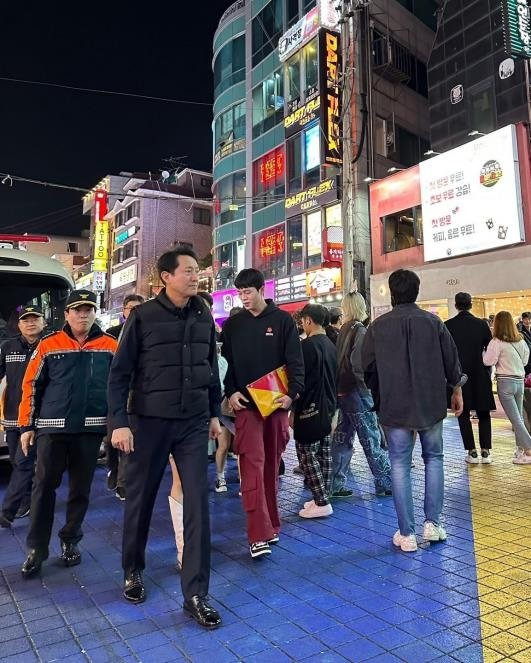 오세훈 시장이 28일 서울 홍대 부근을 찾아 현장 상황을 점검하고 있다. 오세훈 시장 페이스북 캡처.