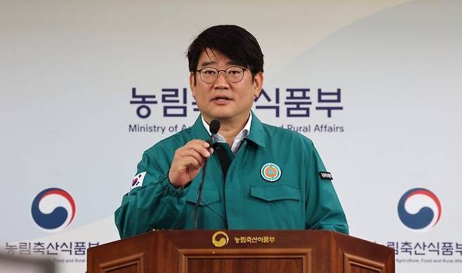 소 '럼피스킨병' 대응상황 브리핑하는 권재한 농업혁신정책실장 (세종=연합뉴스) 김주형 기자 = 권재한 농림축산식품부 농업혁신정책실장이 25일 오전 세종시 정부세종청사에서 소 '럼피스킨병' 발병 현황과 방역 조치 사항을 브리핑하고 있다. 2023.10.25 kjhpress@yna.co.kr (끝)