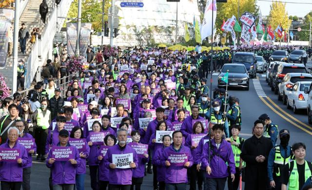 이태원참사 1주기인 29일 오후 서울 용산구 이태원 거리에서 유족 및 시민들이 추모시민대회가 열리는 서울광장 방면으로 행진하고 있다. 공동취재사진 뉴시스