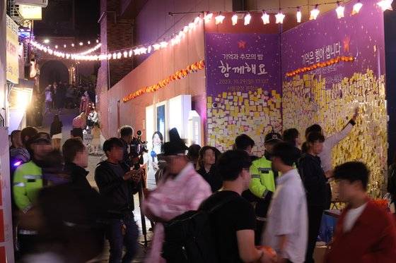 28일 서울 용산구 이태원 참사 현장에 마련된 '10·29 기억과 안전의 길'의 추모 공간에 추모객들의 발길이 이어지고 있다. 연합뉴스