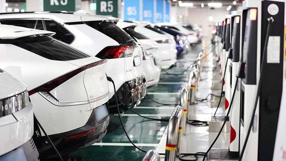 서울 한 대형 쇼핑몰 내 전기차 충전소의 모습. 국내 전기차 시장이 마이너스 성장으로 돌아섰다. 올해 1~9월 국내에서 팔린 전기차는 11만5007대로 지난해 같은 기간 판매량 11만7235대와 비교해 2228대가 줄었다. 연합뉴스