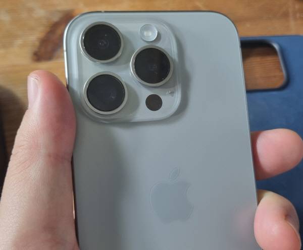 아이폰 15 프로 내추럴 티타늄 색상. 애플 CEO 팀 쿡이 사용하는 제품과 색상이다. 정옥재 기자