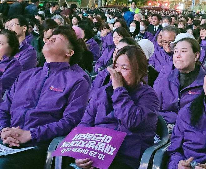 ▲이태원 참사 희생자 유가족들이 참사 희생자 추모대회 영상을 보고 있다. 사진=김예리 기자