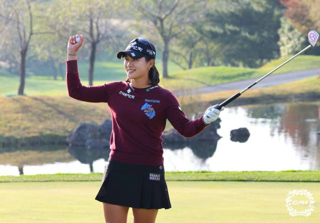 우승 확정 후 환호하는 박현경./KLPGA