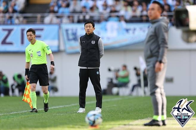 [서울=뉴시스]프로축구 대구FC 최원권 감독. (사진=프로축구연맹 제공)