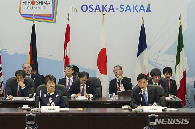 [오사카=AP/뉴시스] 가미카와 요코 일본 외무상과 니시무라 야스토시 일본 경제산업상이 29일 일본 오사카에서 열린 주요 7개국(G7) 무역장관회의에 참석하고 있다. 2023.10.29.