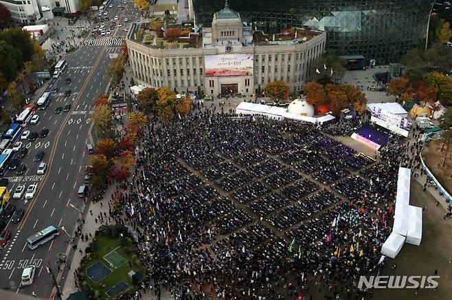 [서울=뉴시스] 조성봉 기자 = 29일 오후 서울 중구 서울광장에서 10.29 이태원참사 1주기 시민추모대회가 열리고 있다. 2023.10.29. suncho21@newsis.com