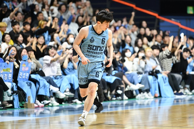 이정현이 3점슛을 터뜨리고 세리머니를 펼치고 있다. /사진=KBL 제공