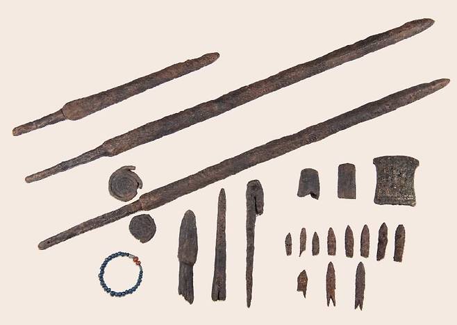 3세기 탐라 지배층 무덤 출토 유물 (제주=연합뉴스) 1984년 제주 해안으로부터 약 1.5㎞ 떨어진 제주시 용담동 주택공사 현장에서탐라국 지배층의 것으로 추정되는 무덤이 발견됐다. 사진은 해당 유적에서 출토된 무기류와 장신구. [제주민속자연사박물관 제공, 재판매 및 DB 금지]